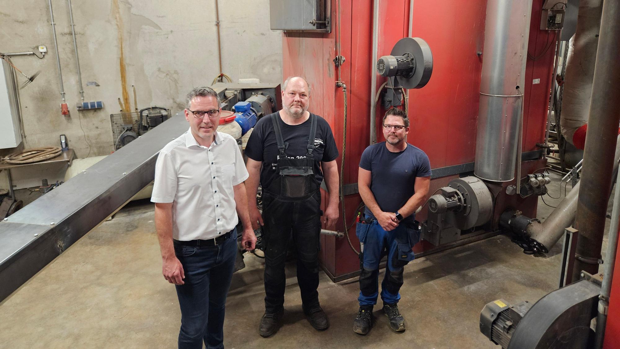Norbert Crump, Rudolf Reetz und Reiner Hehs stehen in der Heizzentrale in Nettersheim.