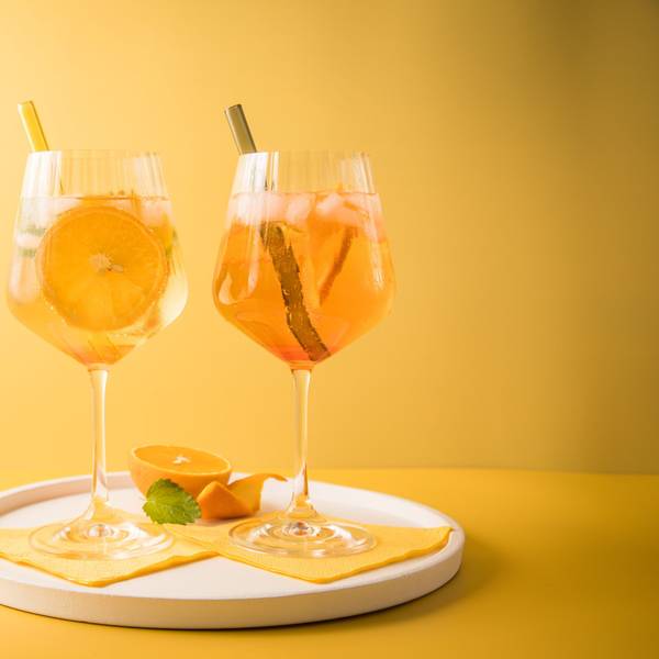 ILLUSTRATION - Der Arancello Spritz (l) macht dem Aperol Spritz (r) zunehmend Konkurrenz.