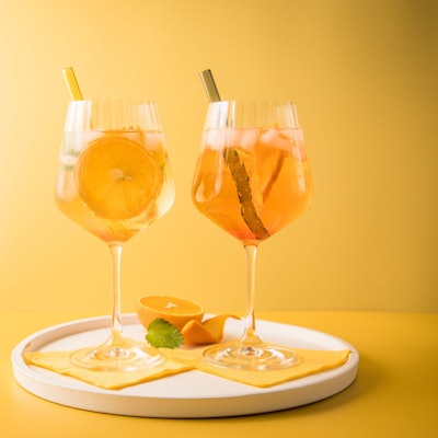 ILLUSTRATION - Der Arancello Spritz (l) macht dem Aperol Spritz (r) zunehmend Konkurrenz.
