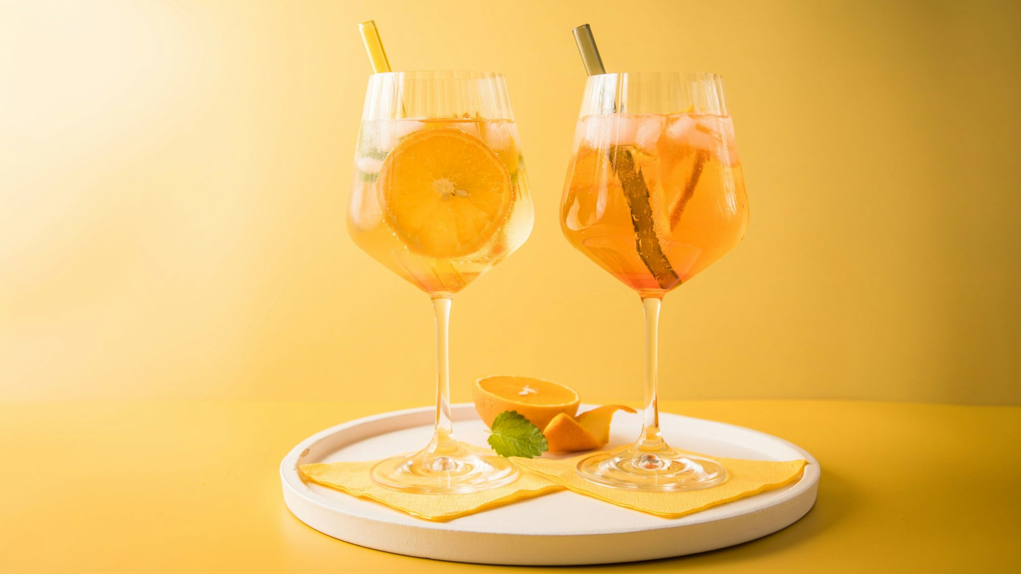 ILLUSTRATION - Der Arancello Spritz (l) macht dem Aperol Spritz (r) zunehmend Konkurrenz.