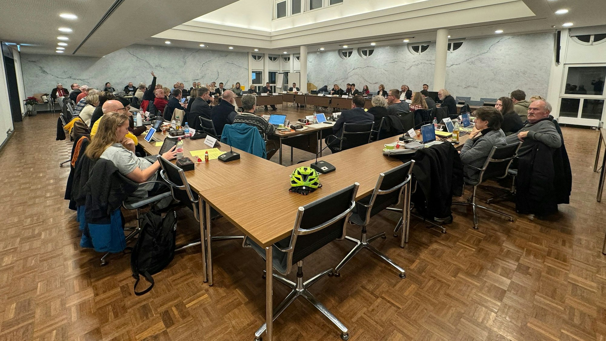 Das Foto zeigt eine Ratssitzung in Erftstadt.