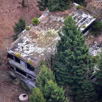 Die Adenauer-Villa im Wald in der Eifel.