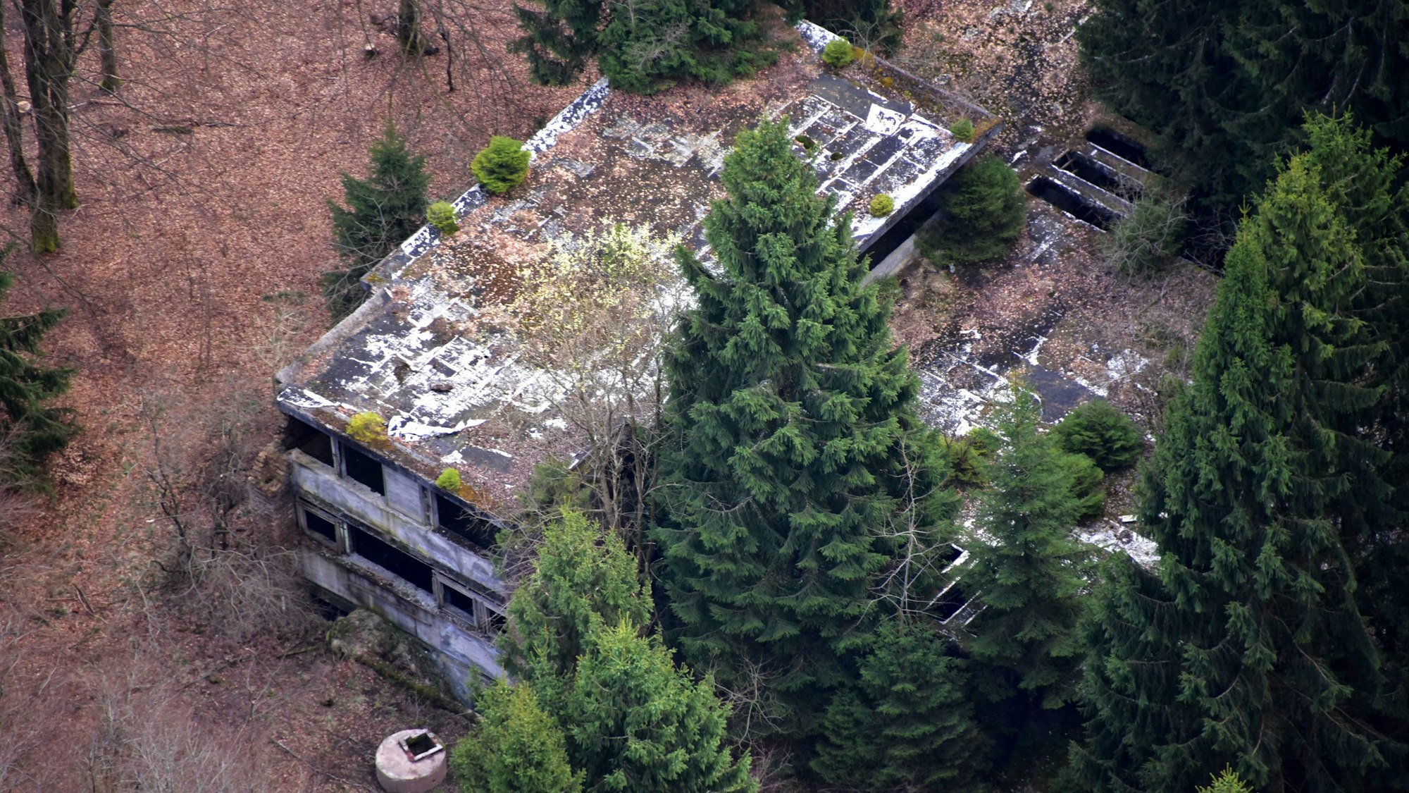 Die Adenauer-Villa im Wald in der Eifel.