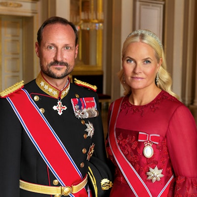 Haakon und Kronprinzessin Mette-Marit stehen nebeneinander.