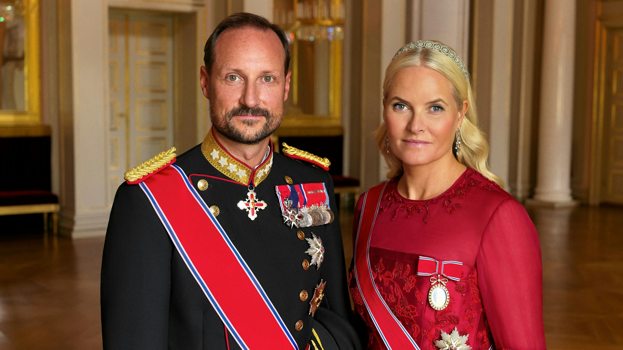 Haakon und Kronprinzessin Mette-Marit stehen nebeneinander.