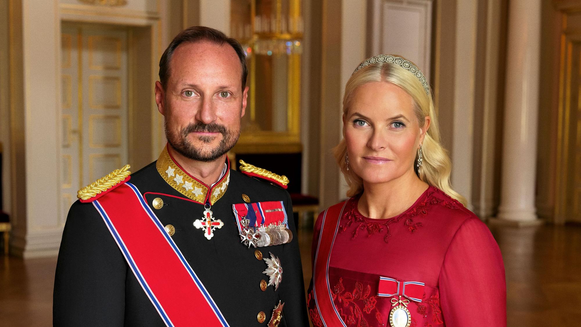 Kronprinz Haakon und Kronprinzessin Mette-Marit posieren.