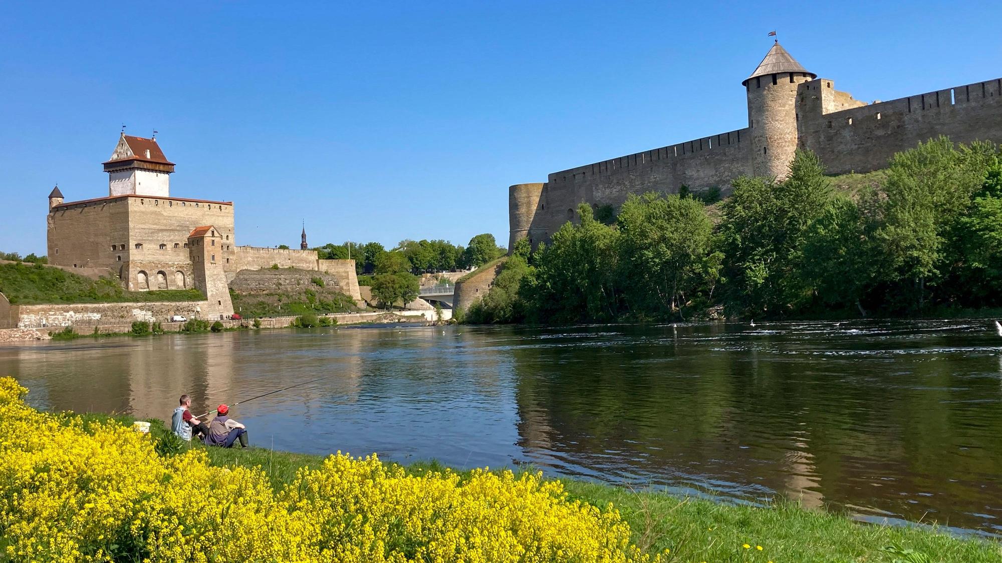 Die Hermannsfeste (l.) in der estnischen Stadt Narva und die russische Burg Iwangorod auf der gegenüberliegenden Seite des gleichnamigen Grenzflusses. (Archivbild)