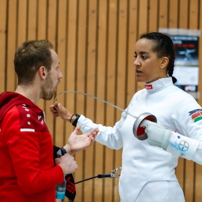 Deutsche Meisterschaften Damen- und Herrendegen 2023 22.04.2023 Alexandra Ndolo TSV Bayer 04 Leverkusen mit ihrem Coach Deutsche Meisterschaften Damen- und Herrendegen 2023 am 22.04.2023 in der Herbert-Gruenewald-Halle 8/9 in Leverkusen. *** German championships women and men epee 2023 22 04 2023 Alexandra Ndolo TSV Bayer 04 Leverkusen with her coach German championships women and men epee 2023 on 22 04 2023 in the Herbert Gruenewald Hall 8 9 in Leverkusen Copyright: xBEAUTIFULxSPORTS/U.xFassbenderx