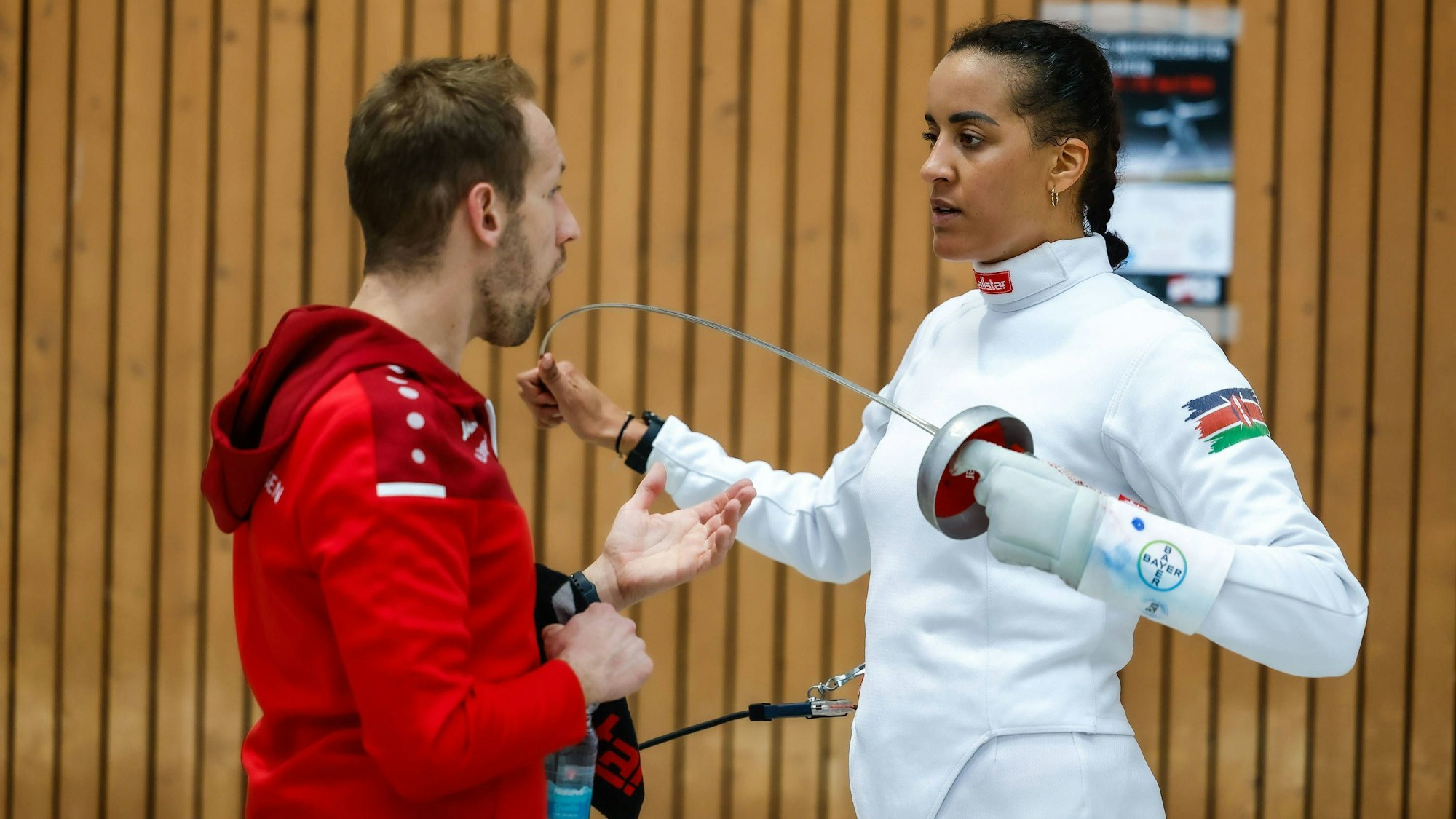 Deutsche Meisterschaften Damen- und Herrendegen 2023 22.04.2023 Alexandra Ndolo TSV Bayer 04 Leverkusen mit ihrem Coach Deutsche Meisterschaften Damen- und Herrendegen 2023 am 22.04.2023 in der Herbert-Gruenewald-Halle 8/9 in Leverkusen. *** German championships women and men epee 2023 22 04 2023 Alexandra Ndolo TSV Bayer 04 Leverkusen with her coach German championships women and men epee 2023 on 22 04 2023 in the Herbert Gruenewald Hall 8 9 in Leverkusen Copyright: xBEAUTIFULxSPORTS/U.xFassbenderx