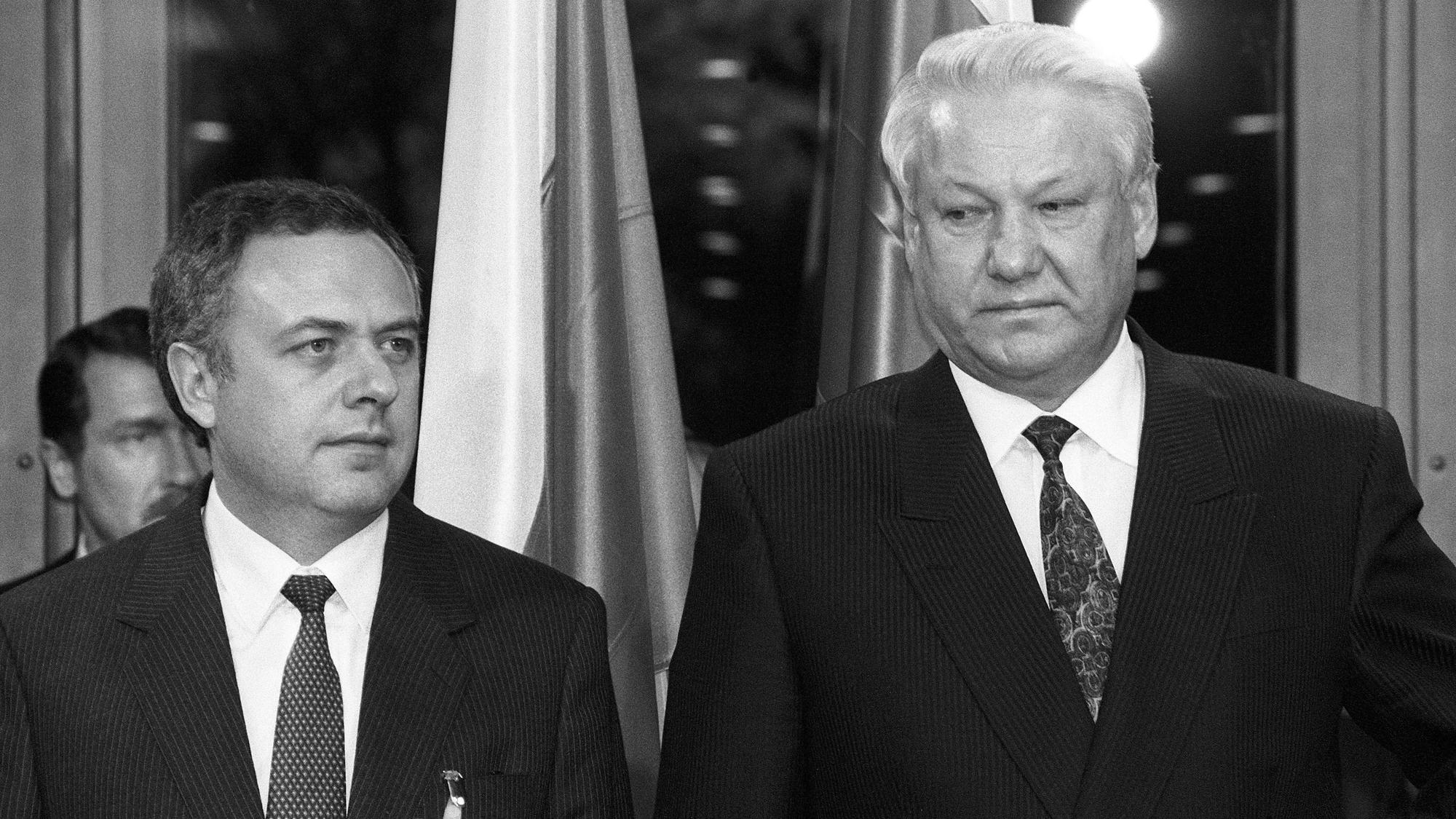 Andrej Kosyrew zusammen mit dem damaligen russischen Präsidenten Boris Jelzin im Jahr 1991 in Bonn. (Archivbild)