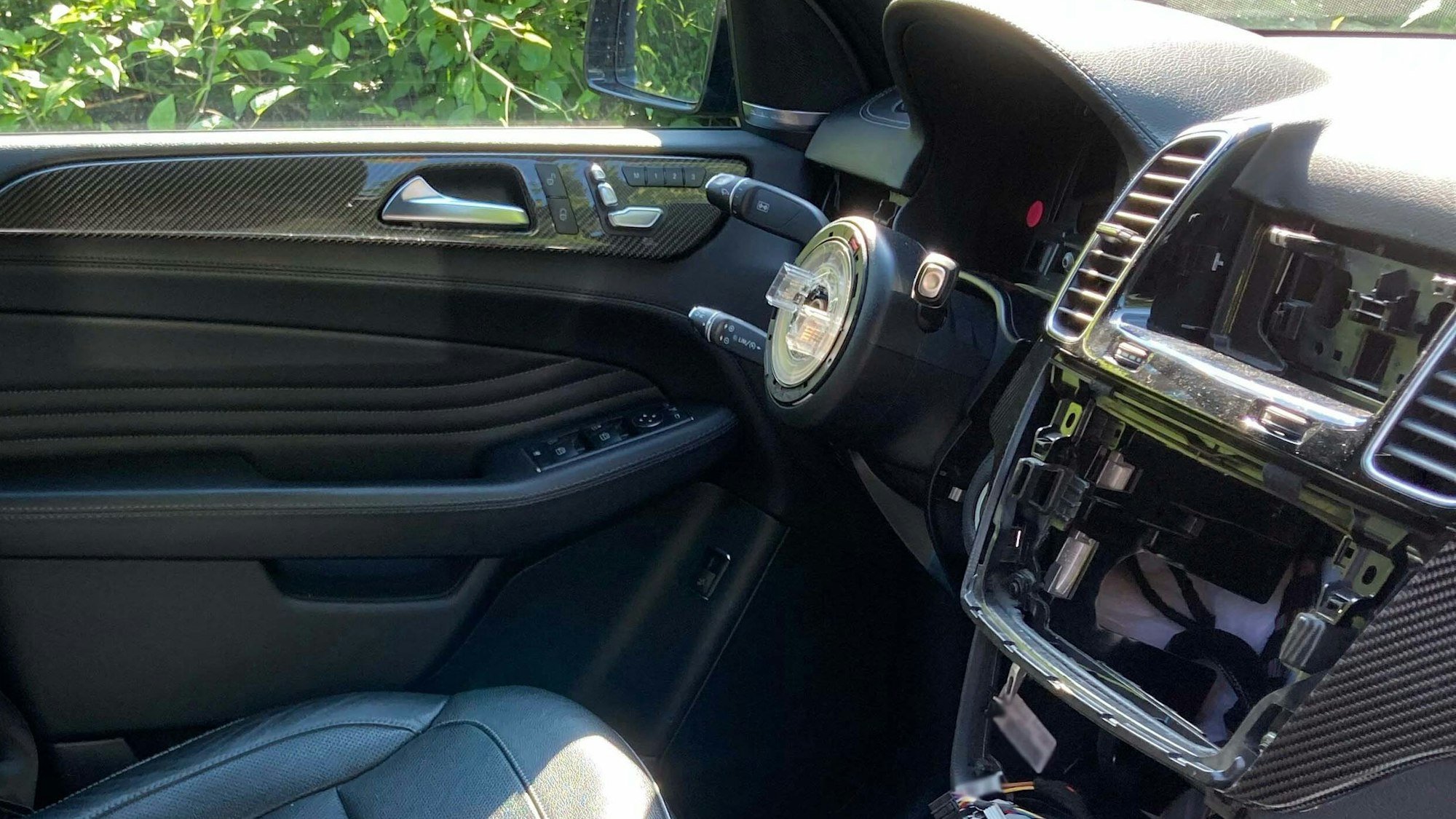 Das Bild zeigt die Innenaufnahme eines Autos, aus dem das Lenkrad und der Bordcomputer gestohlen wurden.