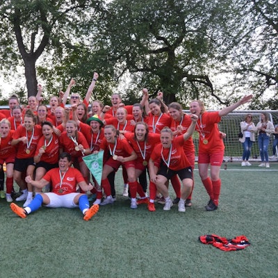 Die Fußballerinnen der DJK Südwest Köln feiern den Aufstieg in die Regionalliga.