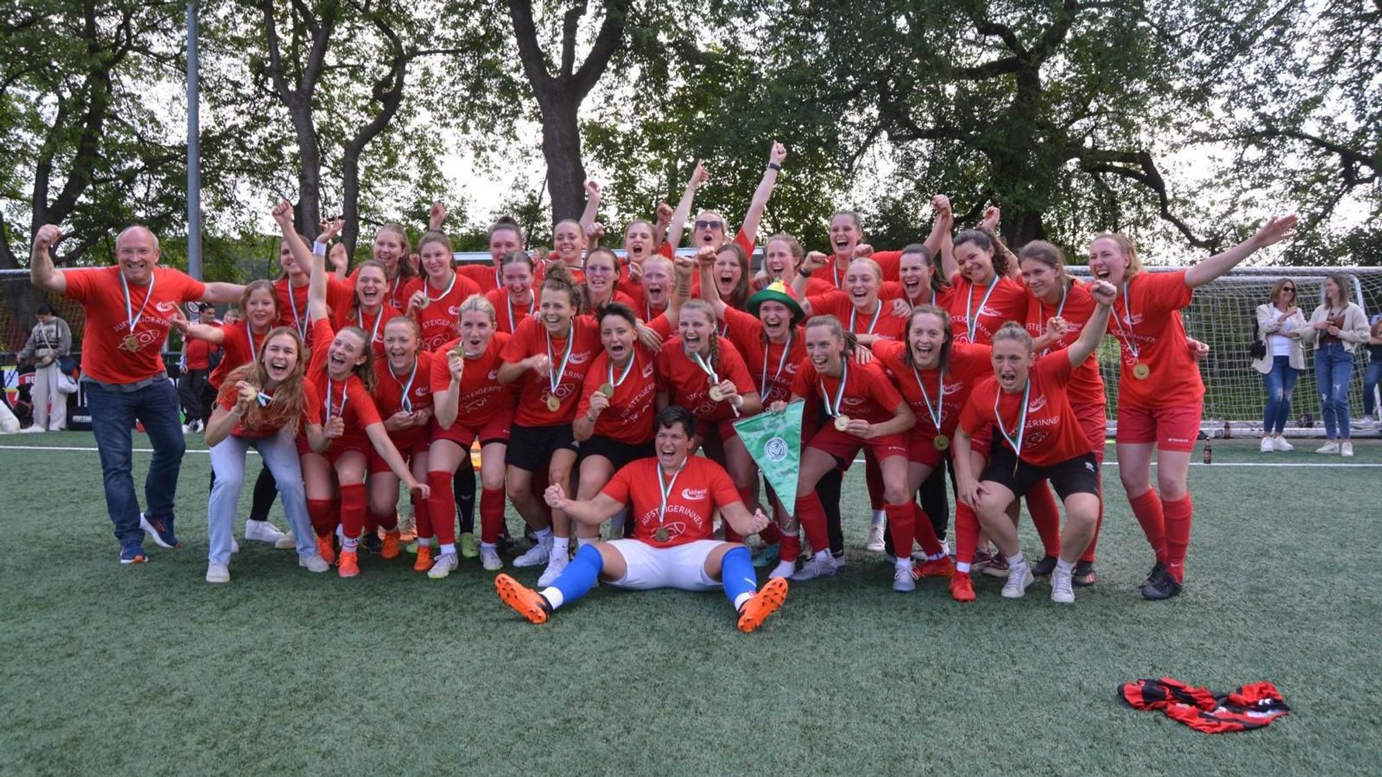 Die Fußballerinnen der DJK Südwest Köln feiern den Aufstieg in die Regionalliga.