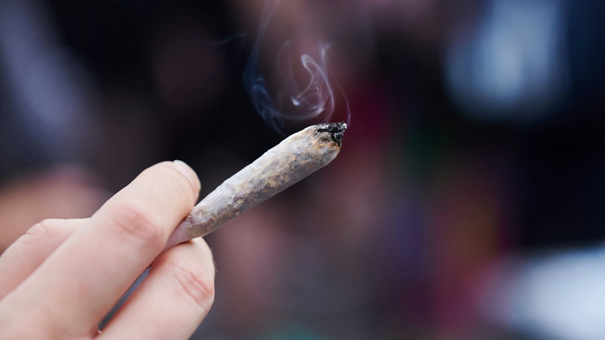 Eine Hand hält einen Joint.