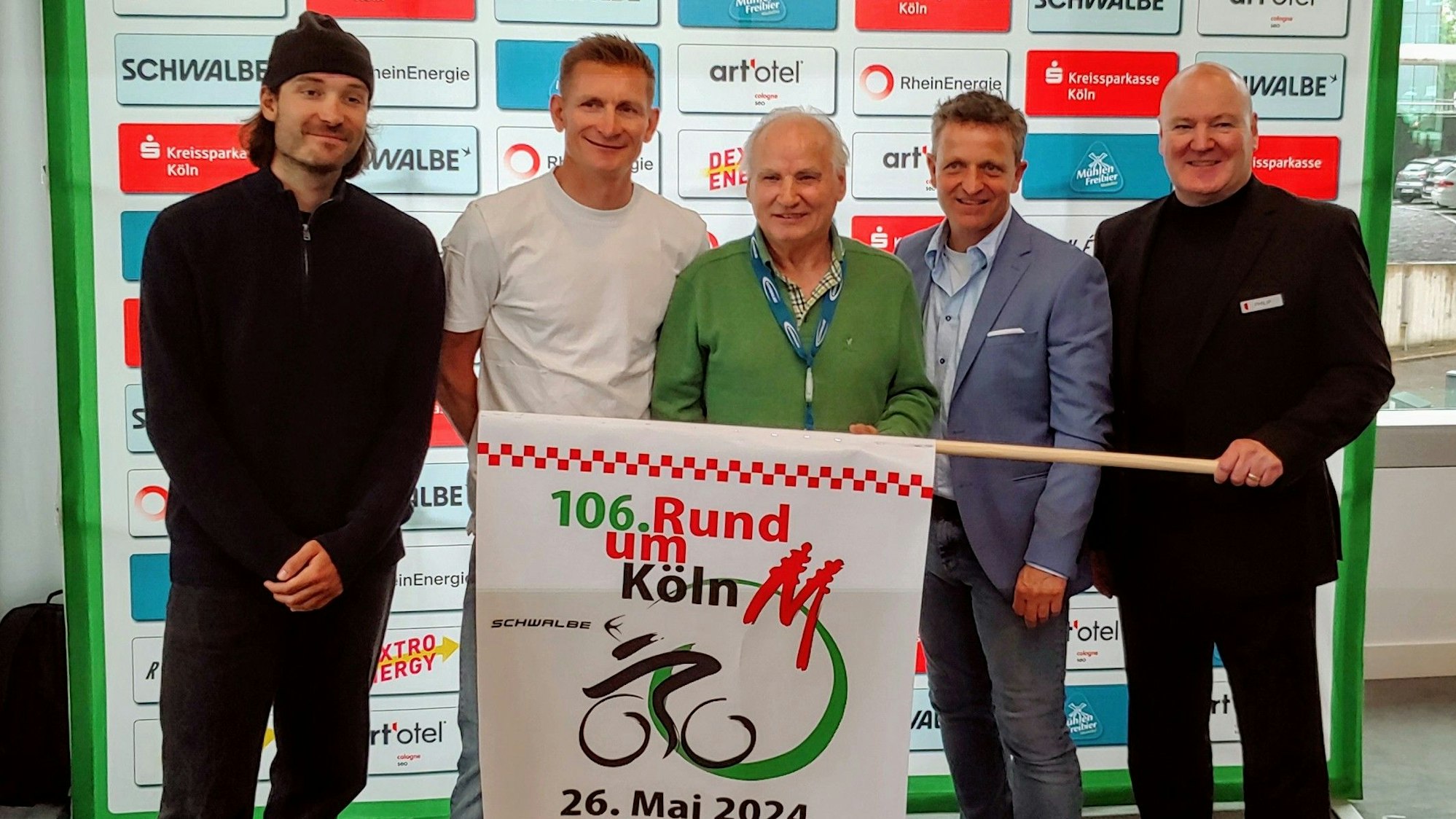 Zu sehen sind die Verantwortlichen von „Rund um Köln“ mit den Rennrad-Legenden Rick Zabel (links), André Greipel (Mitte links) und Artur Tabat (Mitte).