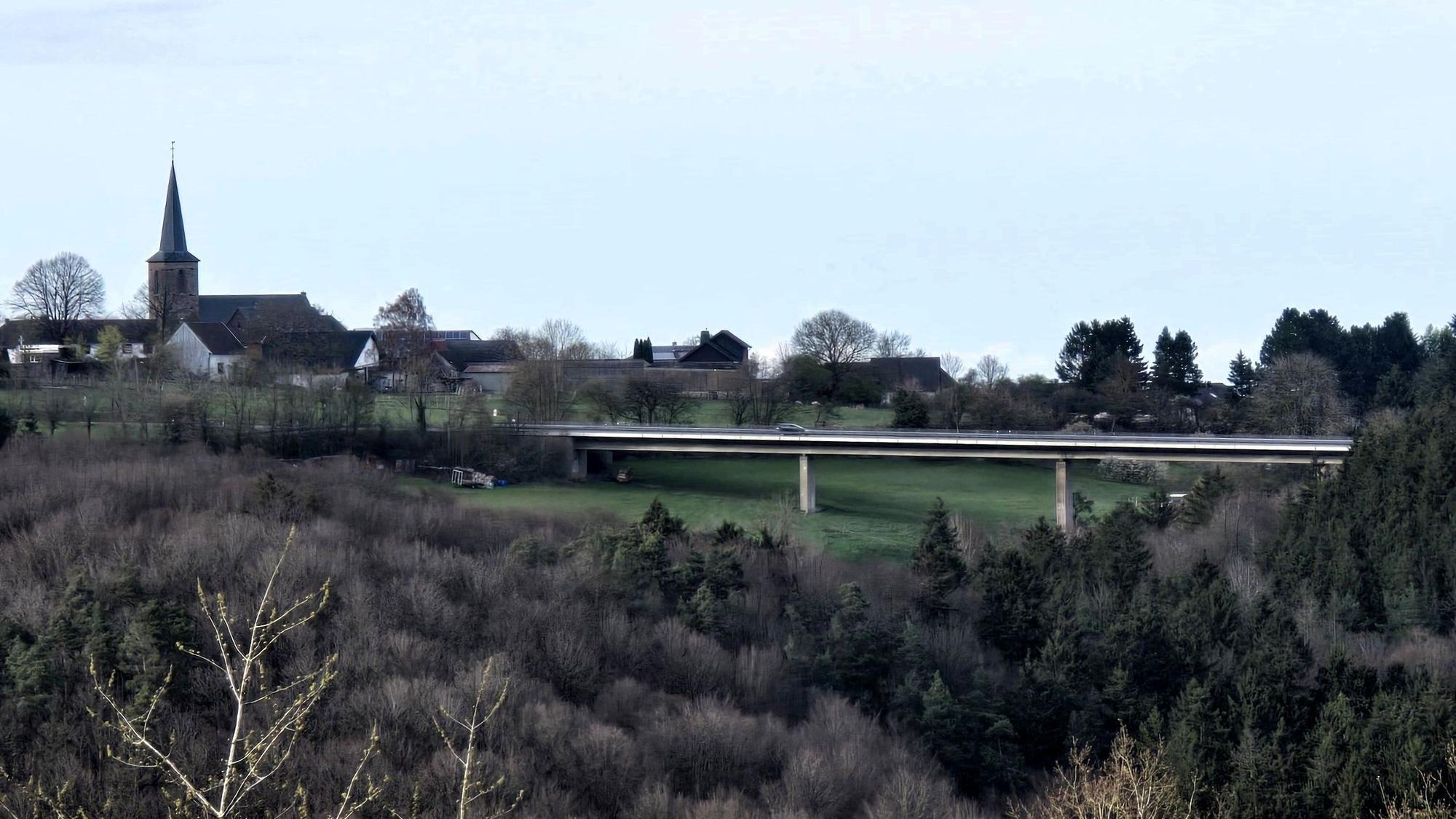 Die Brücke bei Effelsberg, im Hintergrund die Effelsberger Kirche.