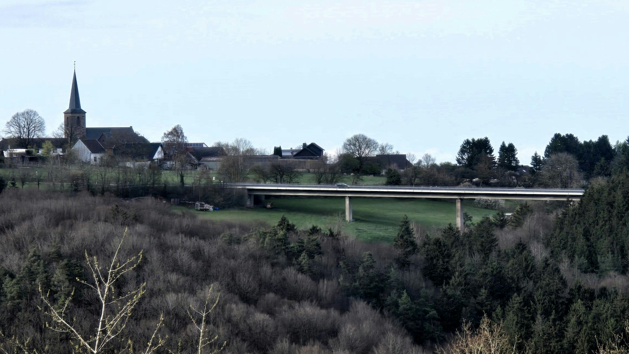 Die Brücke bei Effelsberg, im Hintergrund die Effelsberger Kirche.