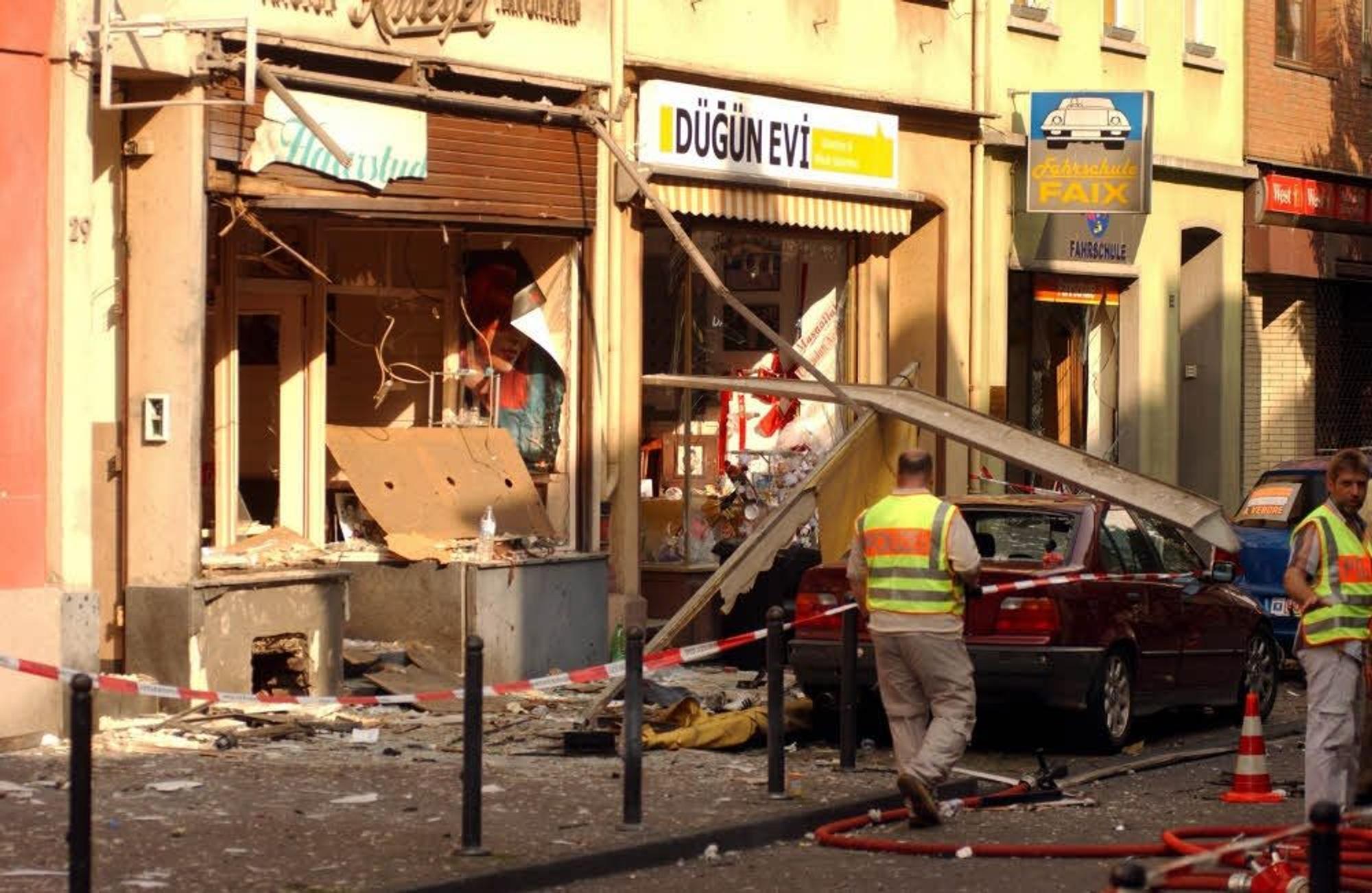 Zerstörte Geschäfte nach dem Bombenanschlag auf der Kölner Keupstraße am 9. Juni 2004.