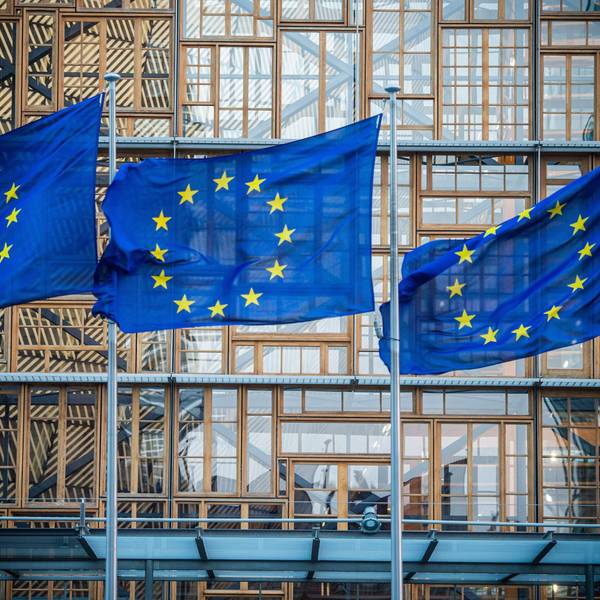 Drei Flaggen der Europäischen Union wehen im Wind vor dem Europa-Gebäude in Brüssel.