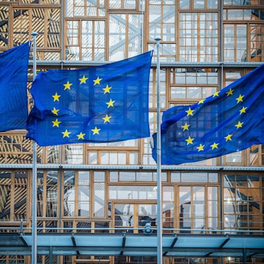 Drei Flaggen der Europäischen Union wehen im Wind vor dem Europa-Gebäude in Brüssel.