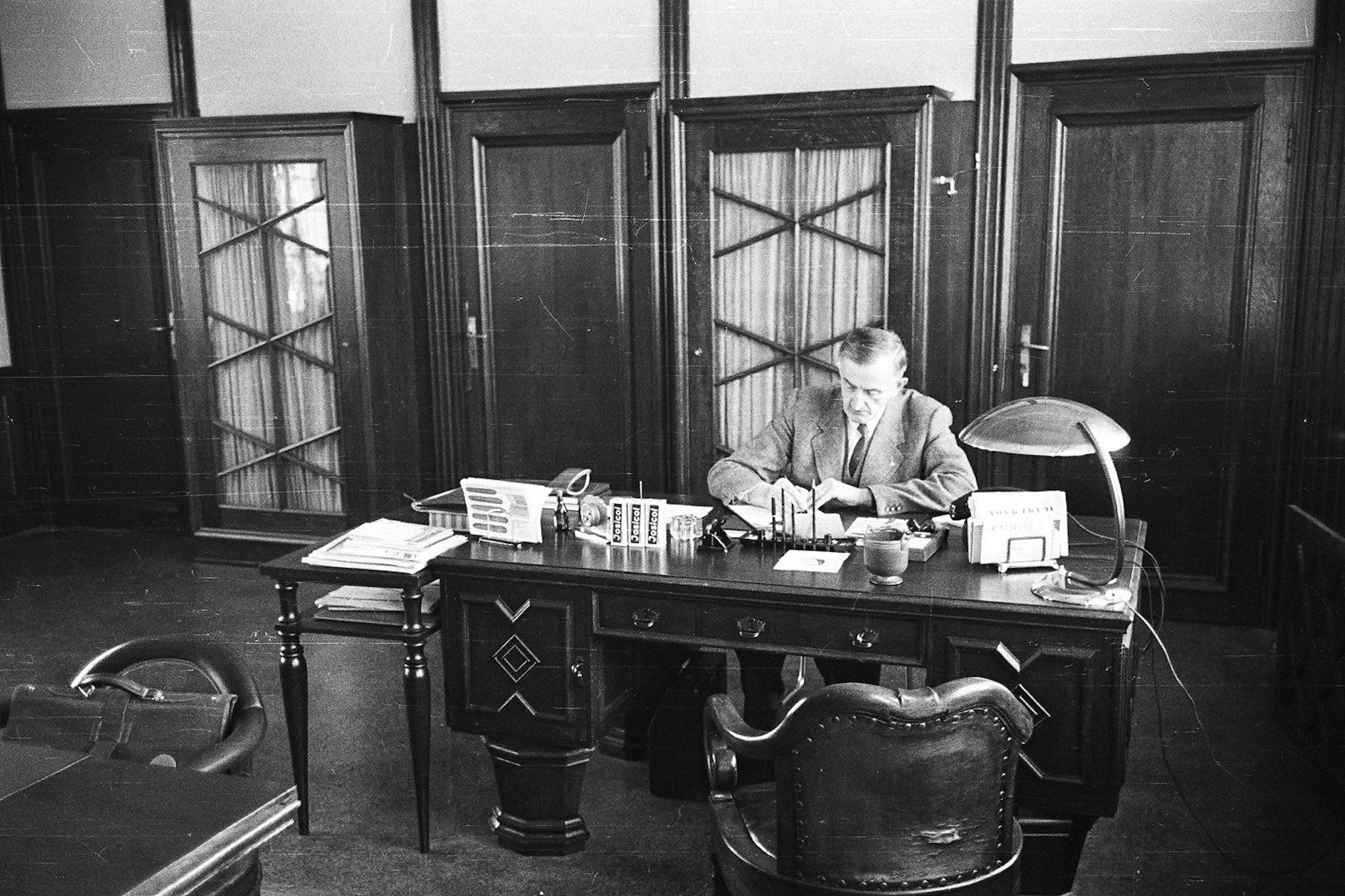 BOLDER Arzneimittel
historische Aufnahme: Paulm Bolder am Schreibtisch