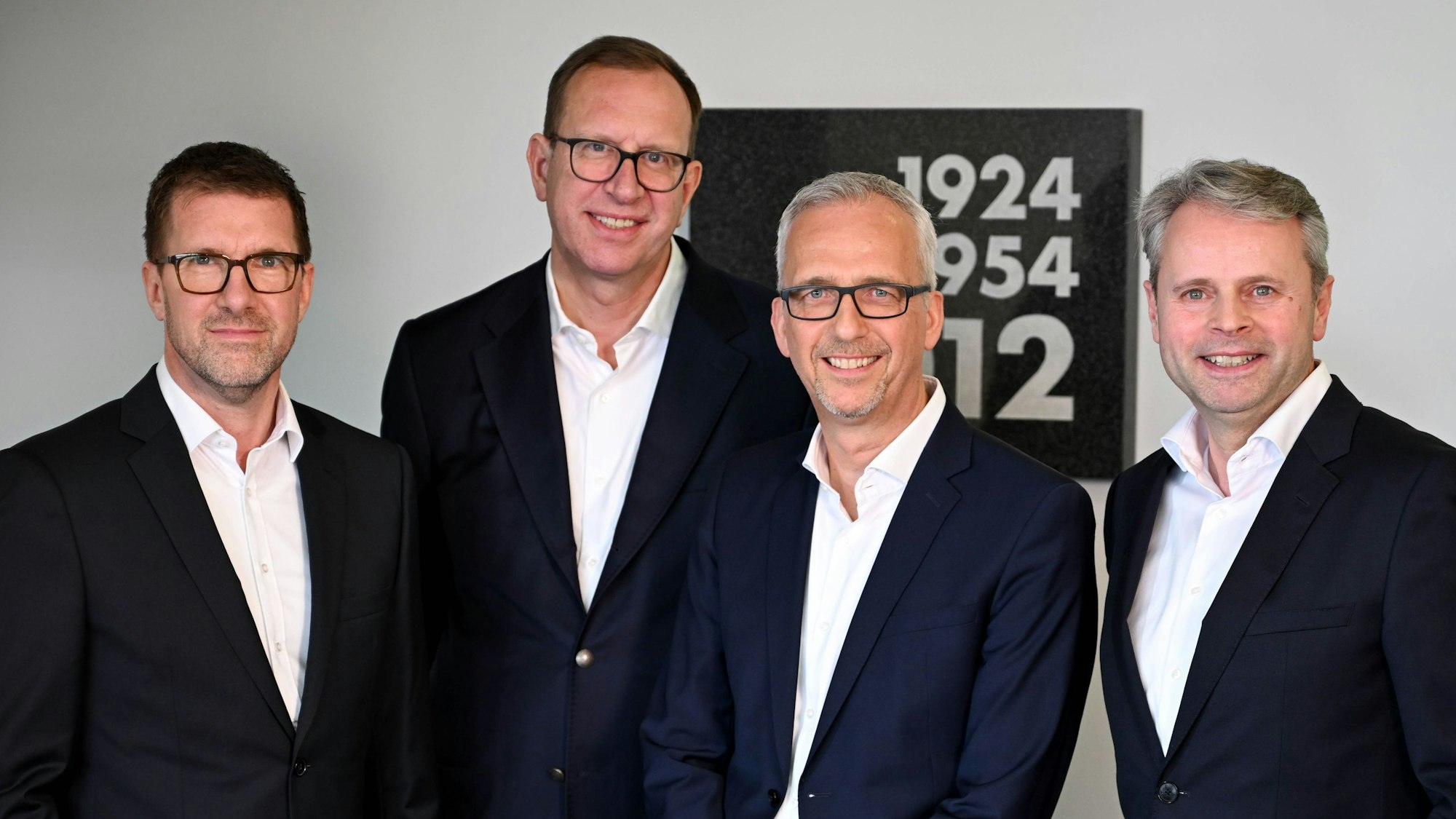 Bildunterschrift (vlnr):
Jörn Bartelheimer (neuer kaufmännischer Geschäftsführer), Prof. Dr. med. Ulrich Bolder (Beiratsvorsitzender und Hauptgesellschafter), Andreas Dittrich (Gesellschafter, scheidender kaufmännischer Geschäftsführer), Dr. Franz-Josef Kohlenberg (Gesellschafter, pharmazeutischer Geschäftsführer)