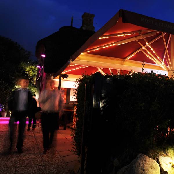 In Kampen auf der Nordseeinsel Sylt ist die Pony-Bar ein Anlaufpunkt für die Sylter High-Society. Seit über 60 Jahren wird in der Edelbar und Promidisco gefeiert.