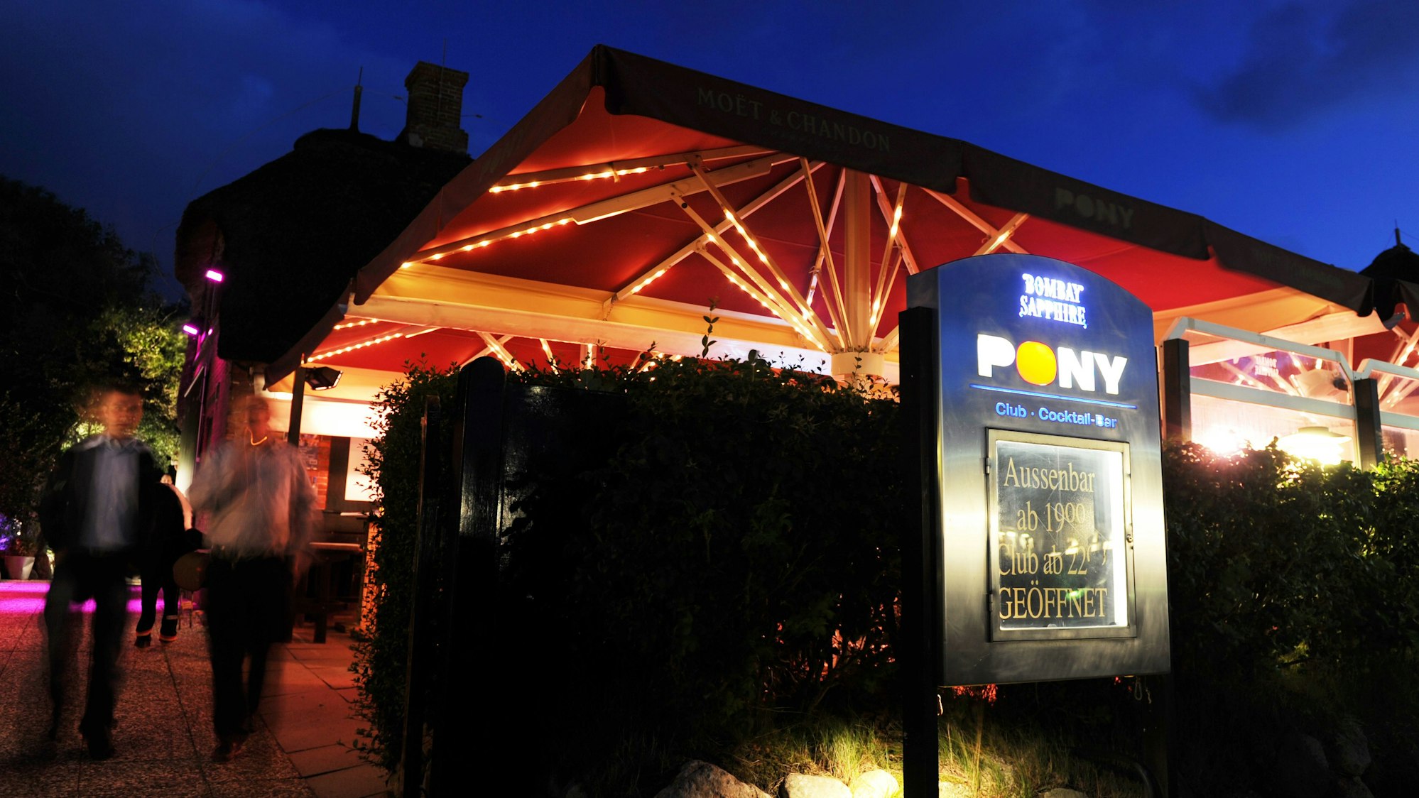 In Kampen auf der Nordseeinsel Sylt ist die Pony-Bar ein Anlaufpunkt für die Sylter High-Society. Seit über 60 Jahren wird in der Edelbar und Promidisco gefeiert.