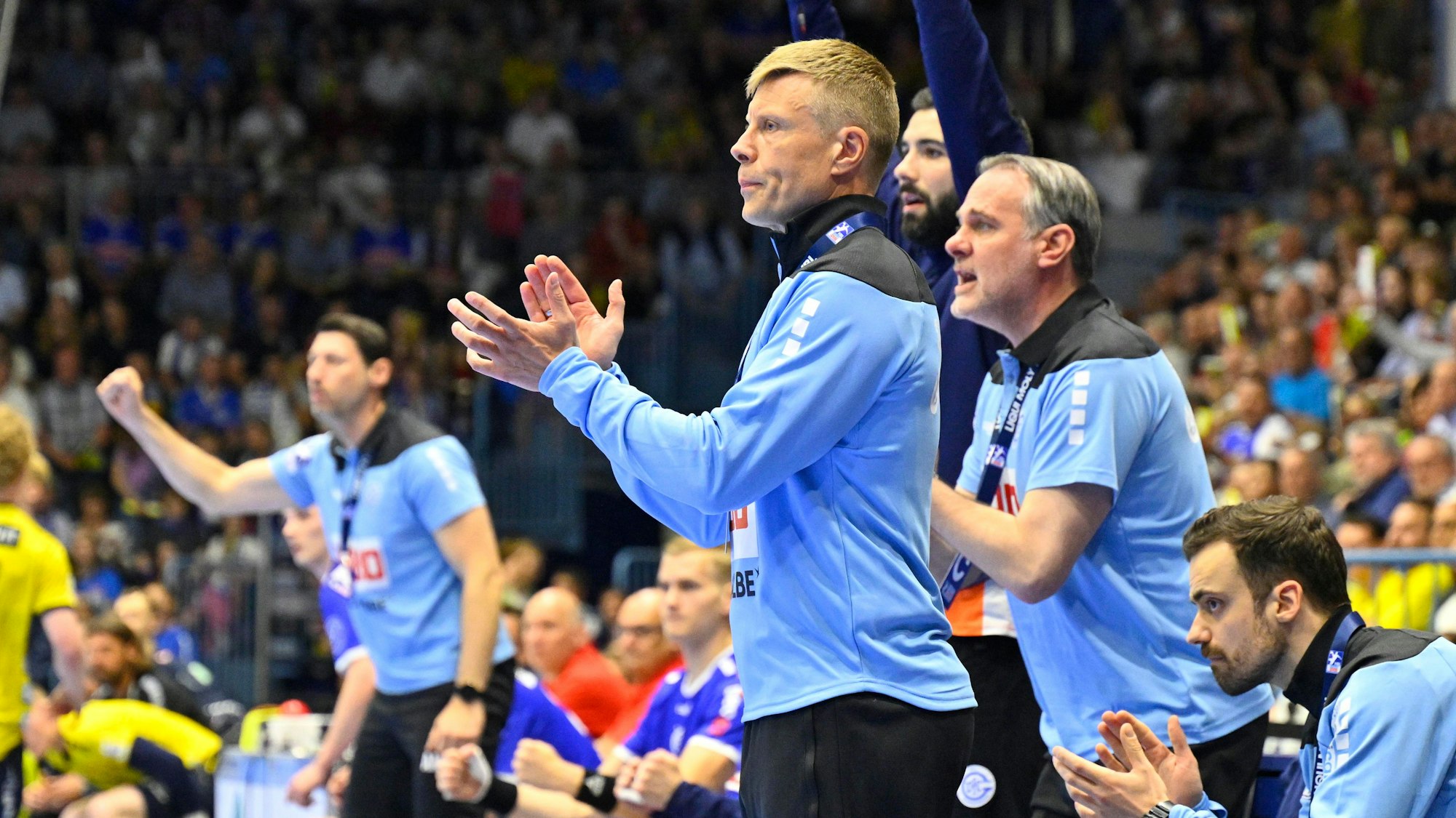 VfL-Trainer Gudjon Valur Sigurdsson am Spielfeldrand.