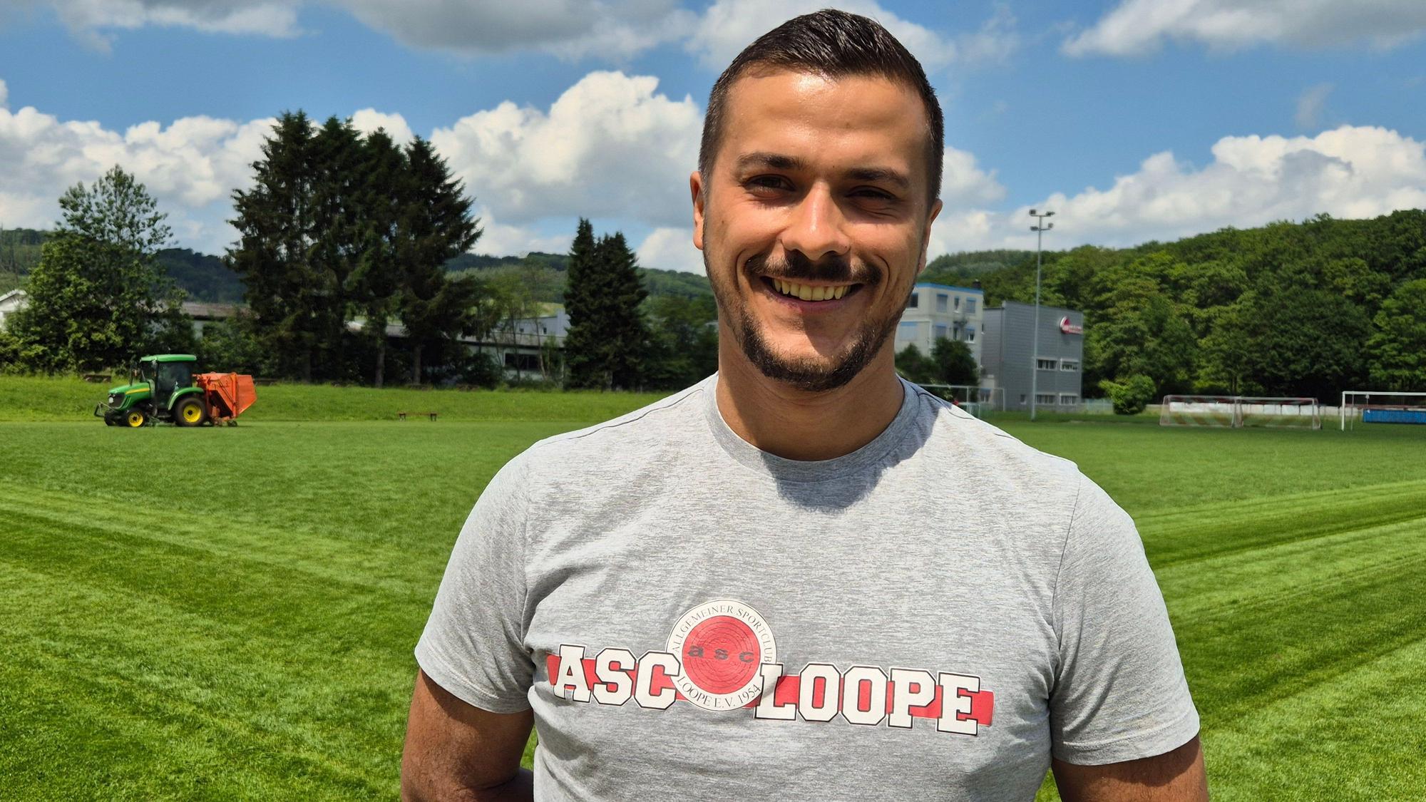 Hermann Krautilik im Porträt am Fußballplatz in Loope.