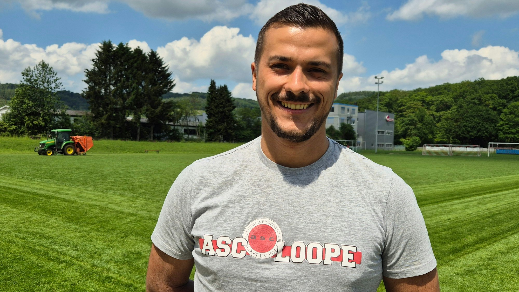 Hermann Krautilik im Porträt am Fußballplatz in Loope.