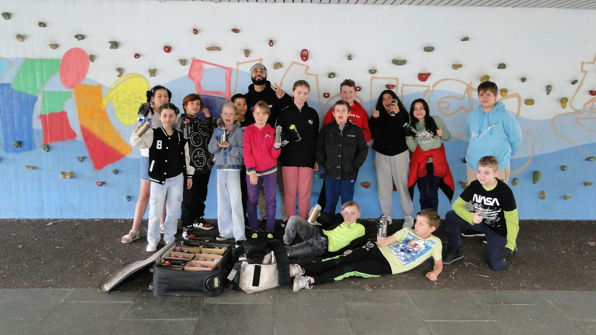 Nach der Stunde gestaltete Bagheri gemeinsam mit den Schülern ein Graffiti mit dem Schriftzug "Wir machen Europa".
