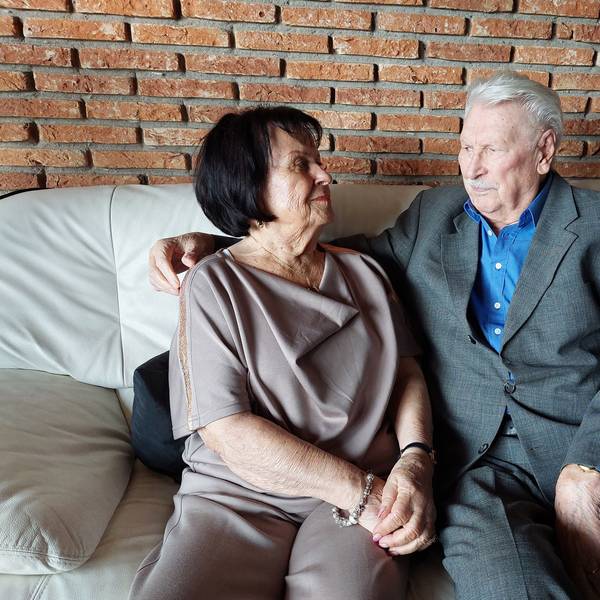 Christel und Heinz-Ludwig Zaun sitzen auf einem Sofa.