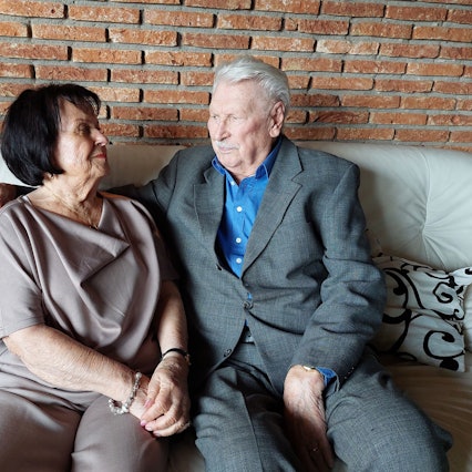 Christel und Heinz-Ludwig Zaun sitzen auf einem Sofa.