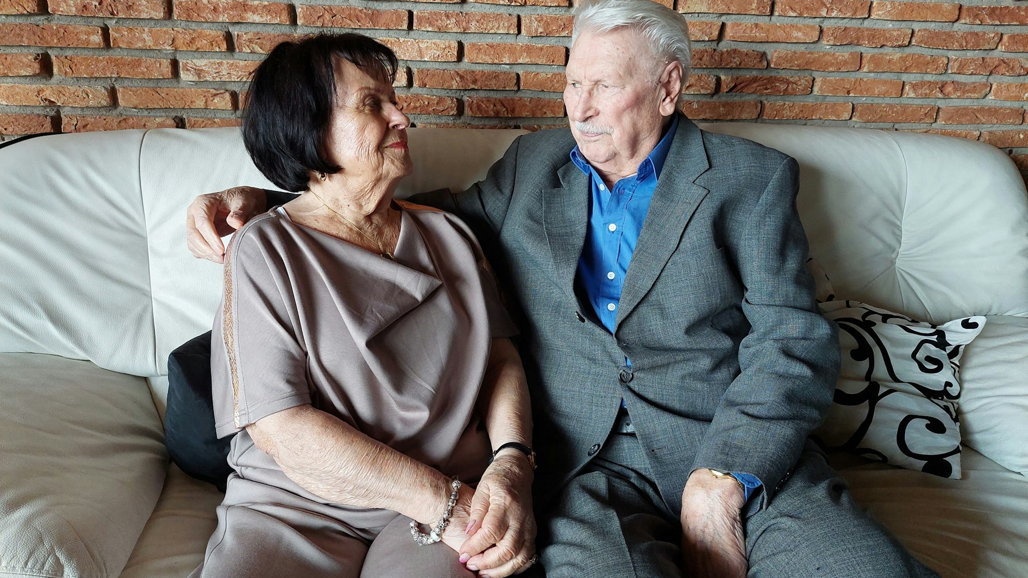 Christel und Heinz-Ludwig Zaun sitzen auf einem Sofa.
