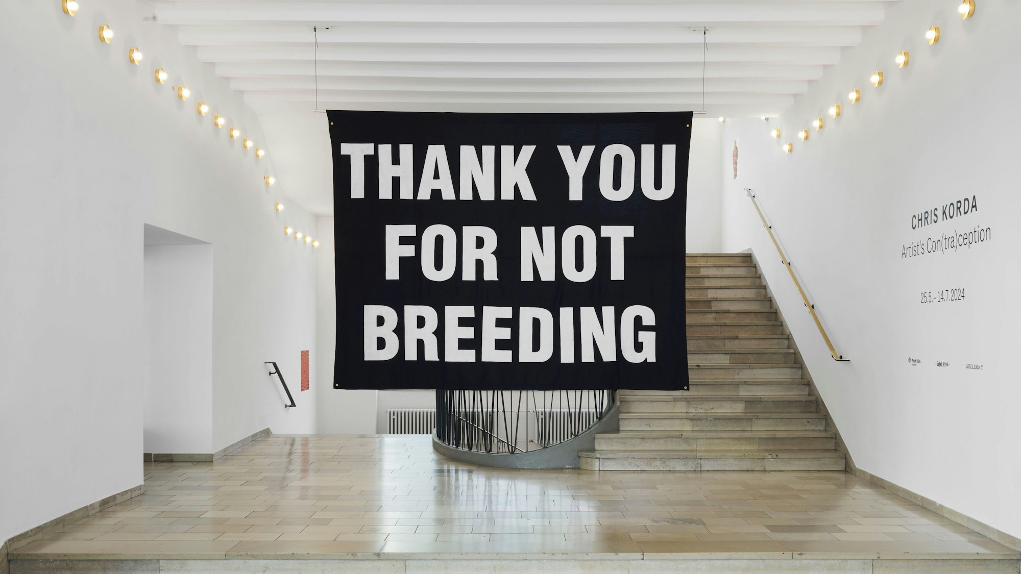 Im Treppenhaus hängt ein Transparent mit der Aufschrift Thank you for not breeding.