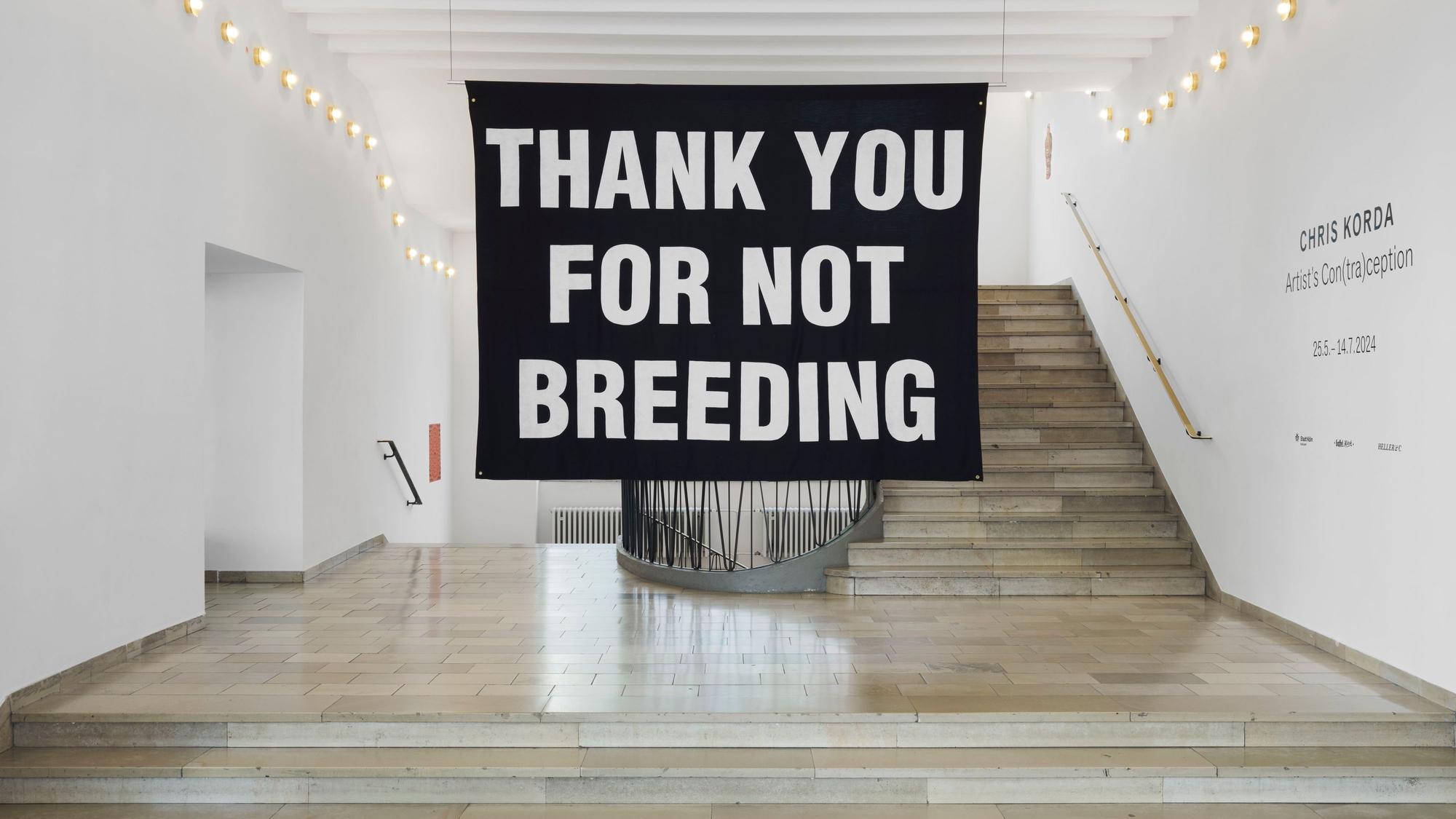 In der Ausstellung hängt ein Banner mit der Aufschrift „Thank You for Not Breeding“.