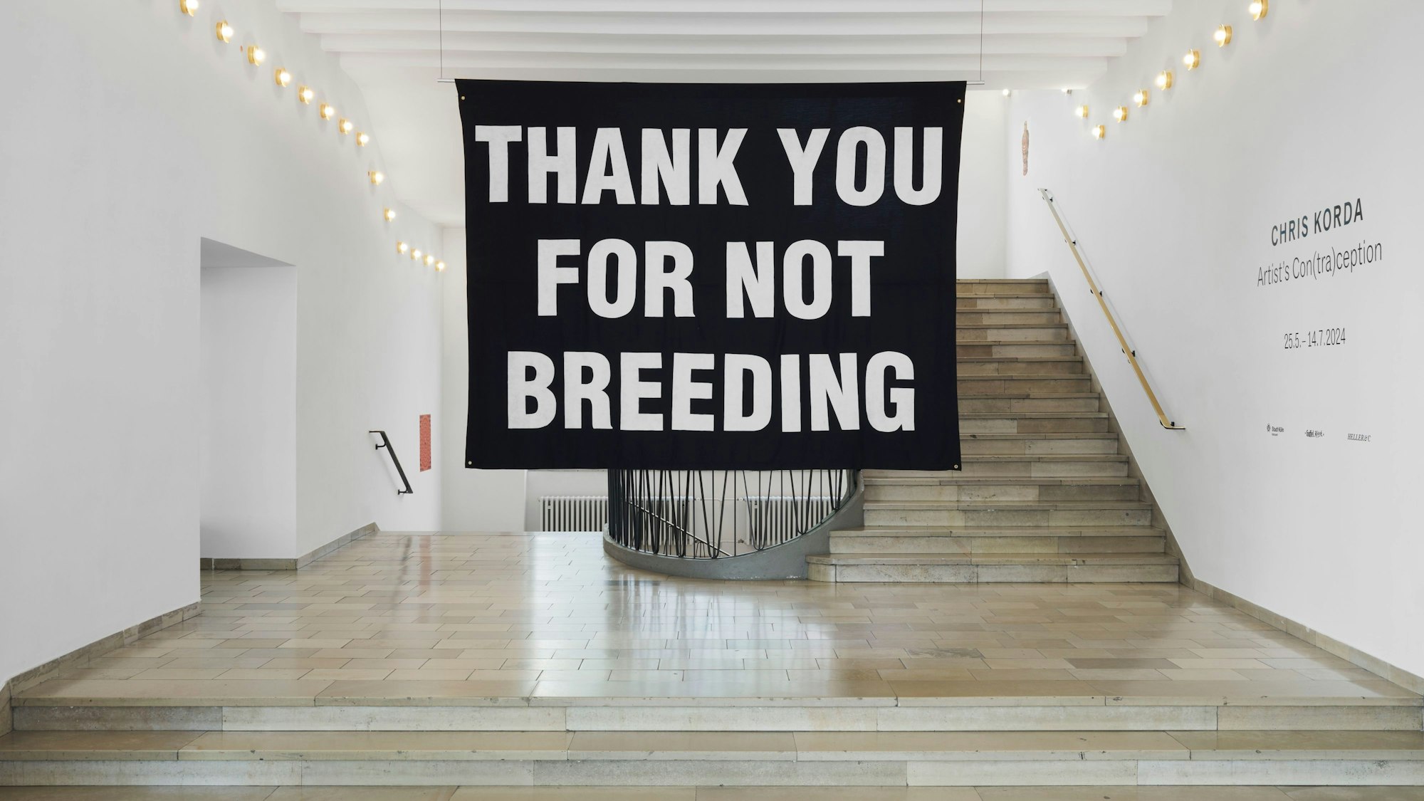 In der Ausstellung hängt ein Banner mit der Aufschrift „Thank You for Not Breeding“.