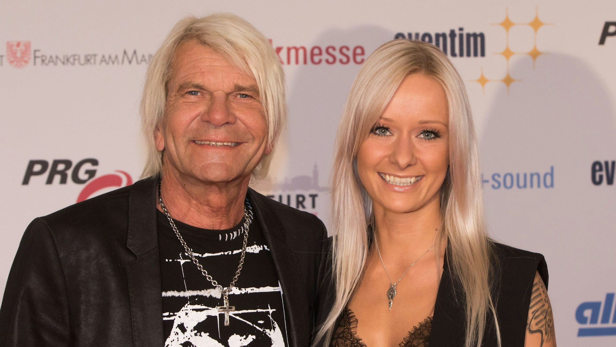 Sänger Matthias Reim und seine Partnerin, Schlagersängerin Christin Stark, stehen vor der Verleihung des PRG Live Entertainment Award (LEA) in der Festhalle.