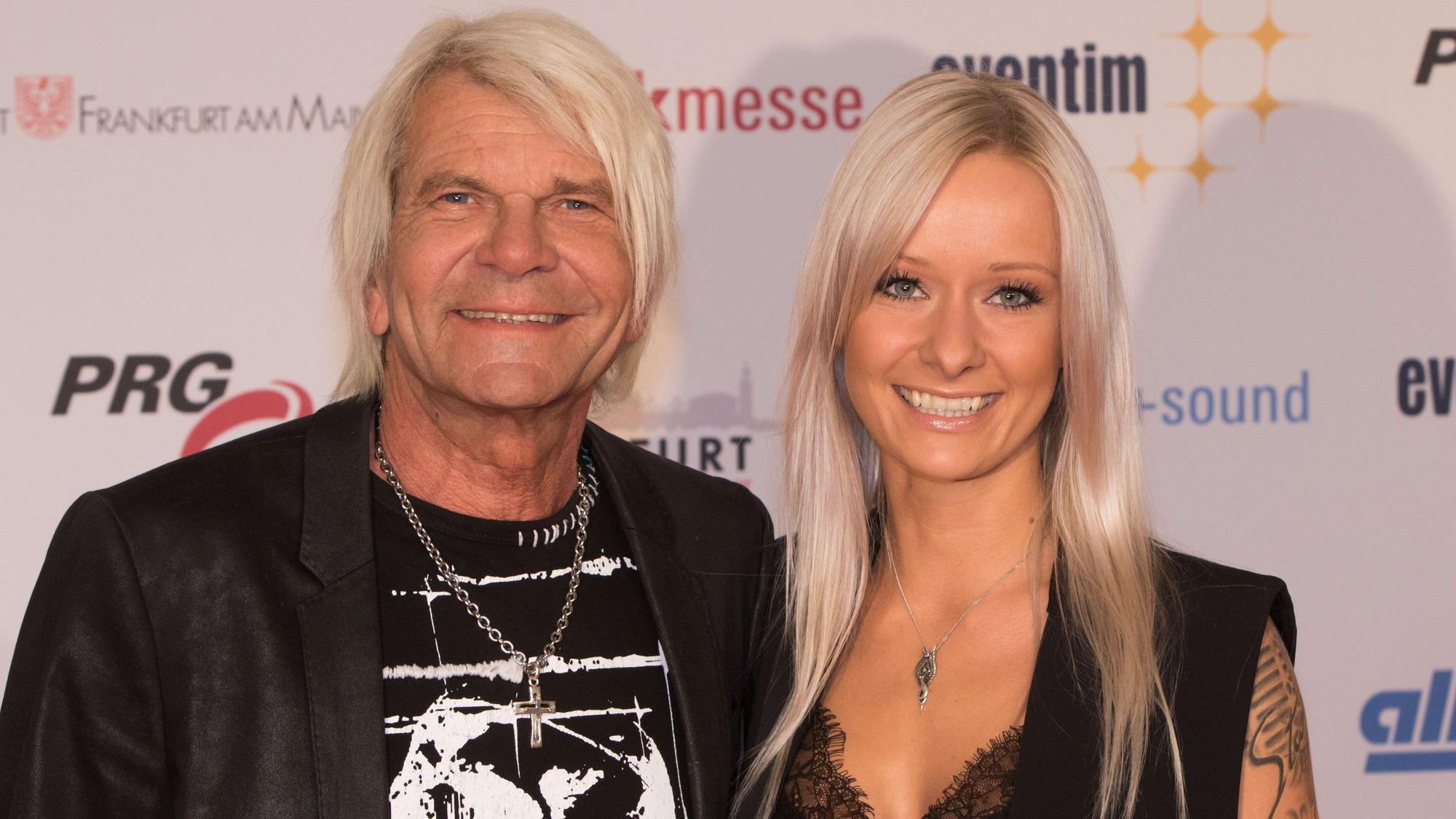 Matthias Reim und seine Frau Christin Stark posieren.