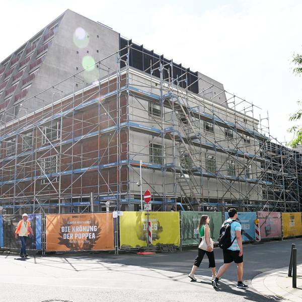 13.05.2024 Köln. Die Baustelle von Schauspielhaus und Oper am Offenbach Platz. Die jahrelange Sanierung wird inklusiver aller Kosten am Ende über eine Milliarde Euro gekostet haben. Für den 17. Mai sind wichtige Abnahmeprüfungen durch Sachverständige geplant.