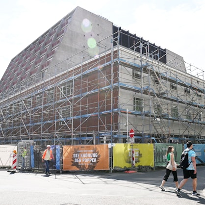 13.05.2024 Köln. Die Baustelle von Schauspielhaus und Oper am Offenbach Platz. Die jahrelange Sanierung wird inklusiver aller Kosten am Ende über eine Milliarde Euro gekostet haben. Für den 17. Mai sind wichtige Abnahmeprüfungen durch Sachverständige geplant.