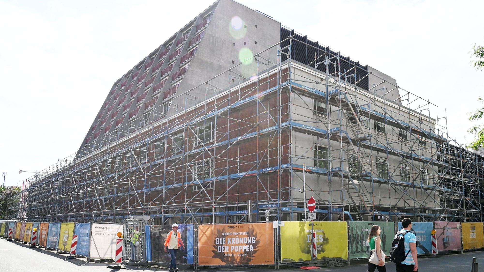 13.05.2024 Köln. Die Baustelle von Schauspielhaus und Oper am Offenbach Platz. Die jahrelange Sanierung wird inklusiver aller Kosten am Ende über eine Milliarde Euro gekostet haben. Für den 17. Mai sind wichtige Abnahmeprüfungen durch Sachverständige geplant.