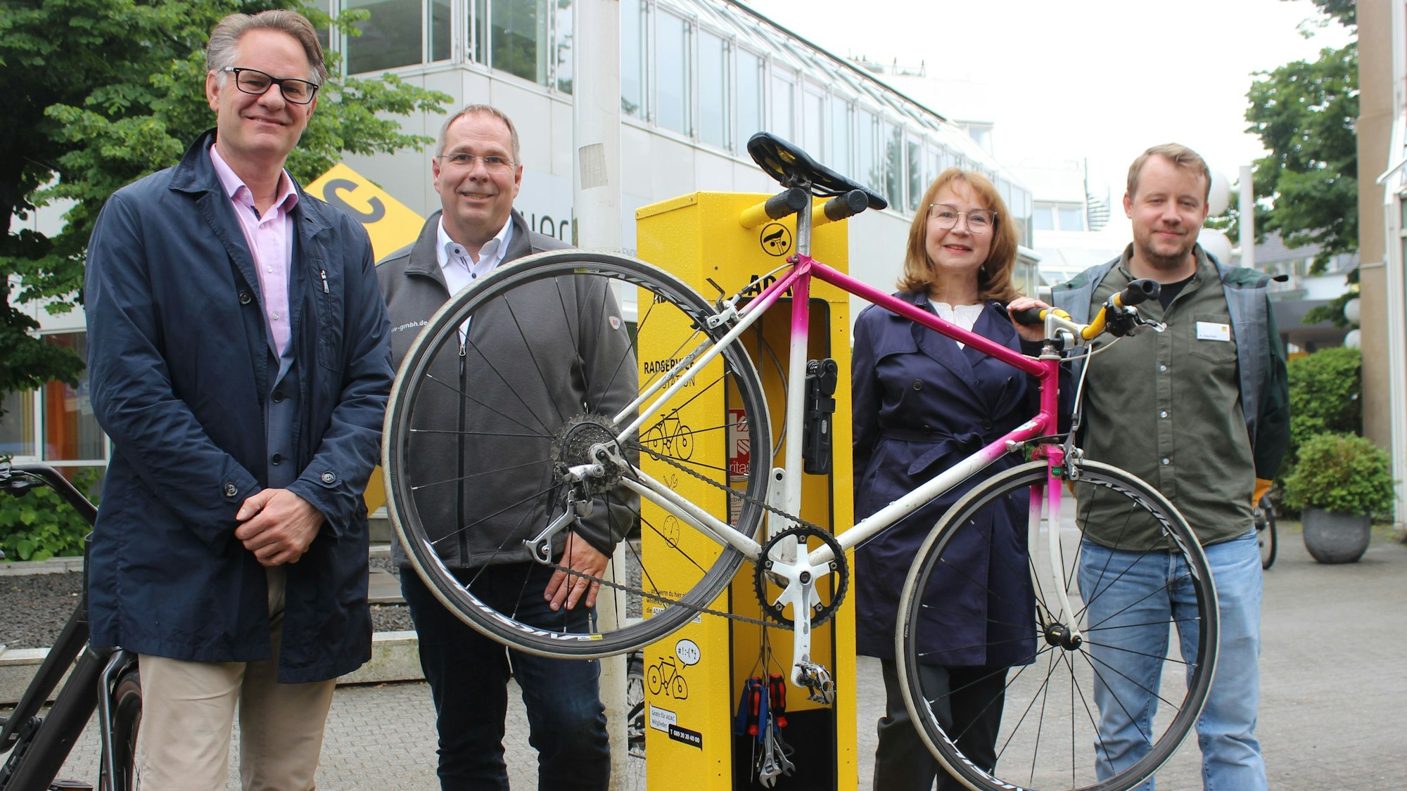 Zu sehen sind v.l.: Projektleiter Roman Suthold, Dirk Leifeld (Caritas), Andrea Schmitz (Vorsitzende ADAC Nordrhein) und ADAC-Technikexperte Andreas Kaurisch an der neuen Radservice-Station in Sülz.