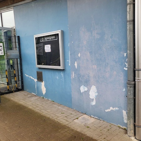 Auf dem Bild ist ein marodes Gebäude zu sehen.