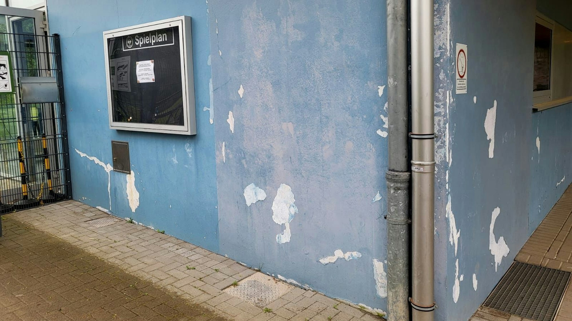 Auf dem Bild ist eine renovierungsbedürftige Fassade im Sportpark zu sehen.