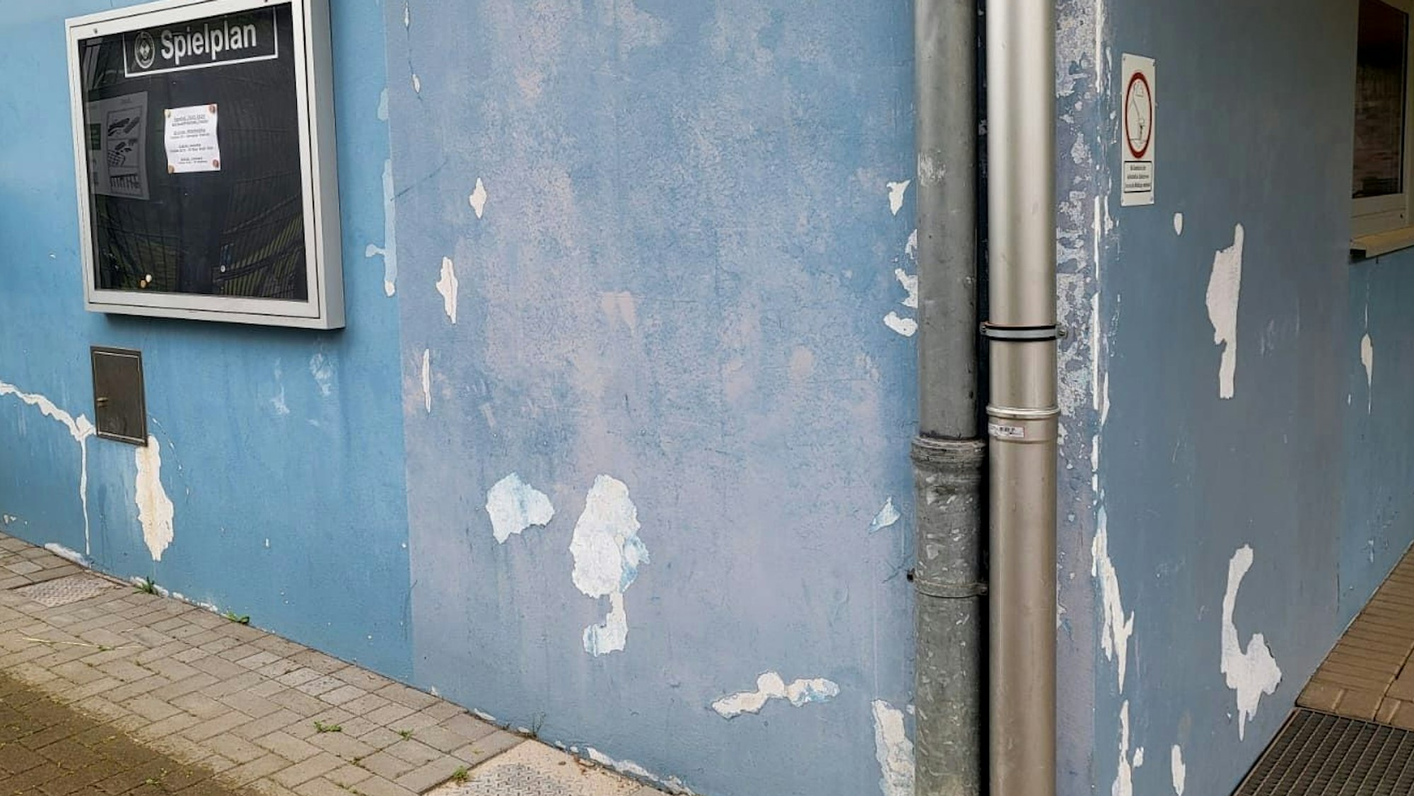 Auf dem Bild ist ein marodes Gebäude zu sehen.