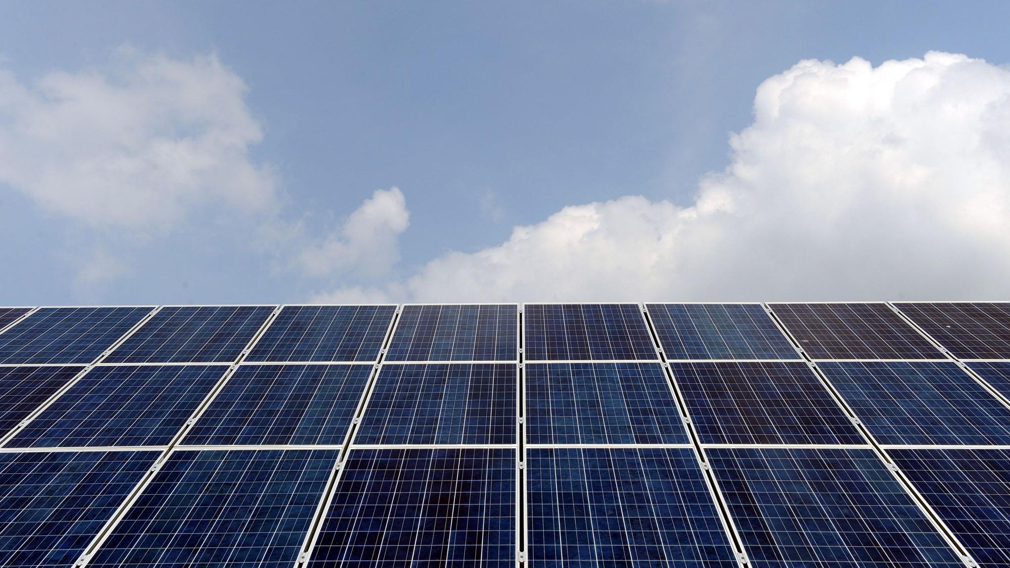 Ein Hausdach mit Solarpanels.