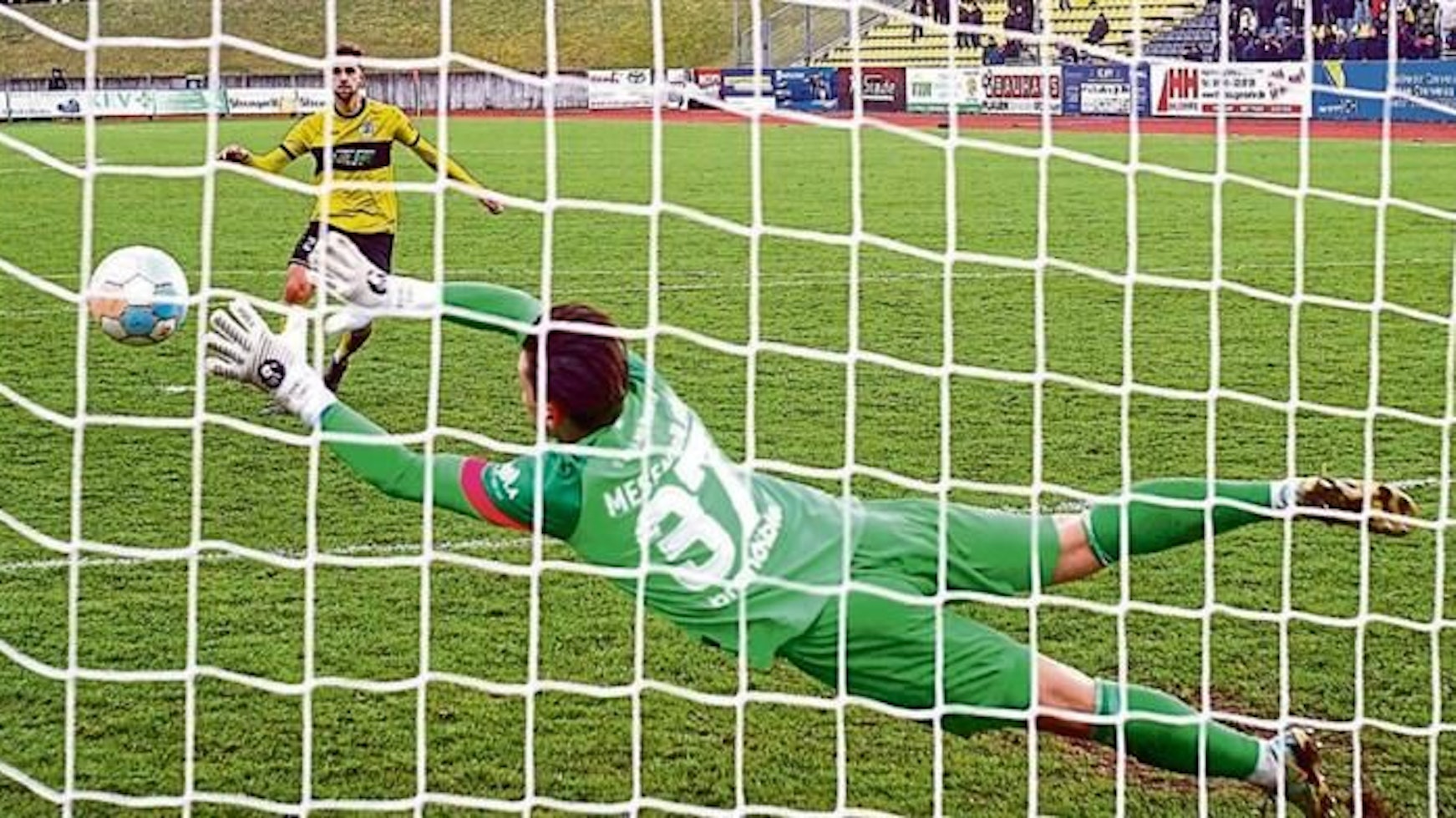 Oberbergs Fußball-Torhüter Daniel Mesenhöler bei seinem ersten Einsatz für Dynamo Dresden.