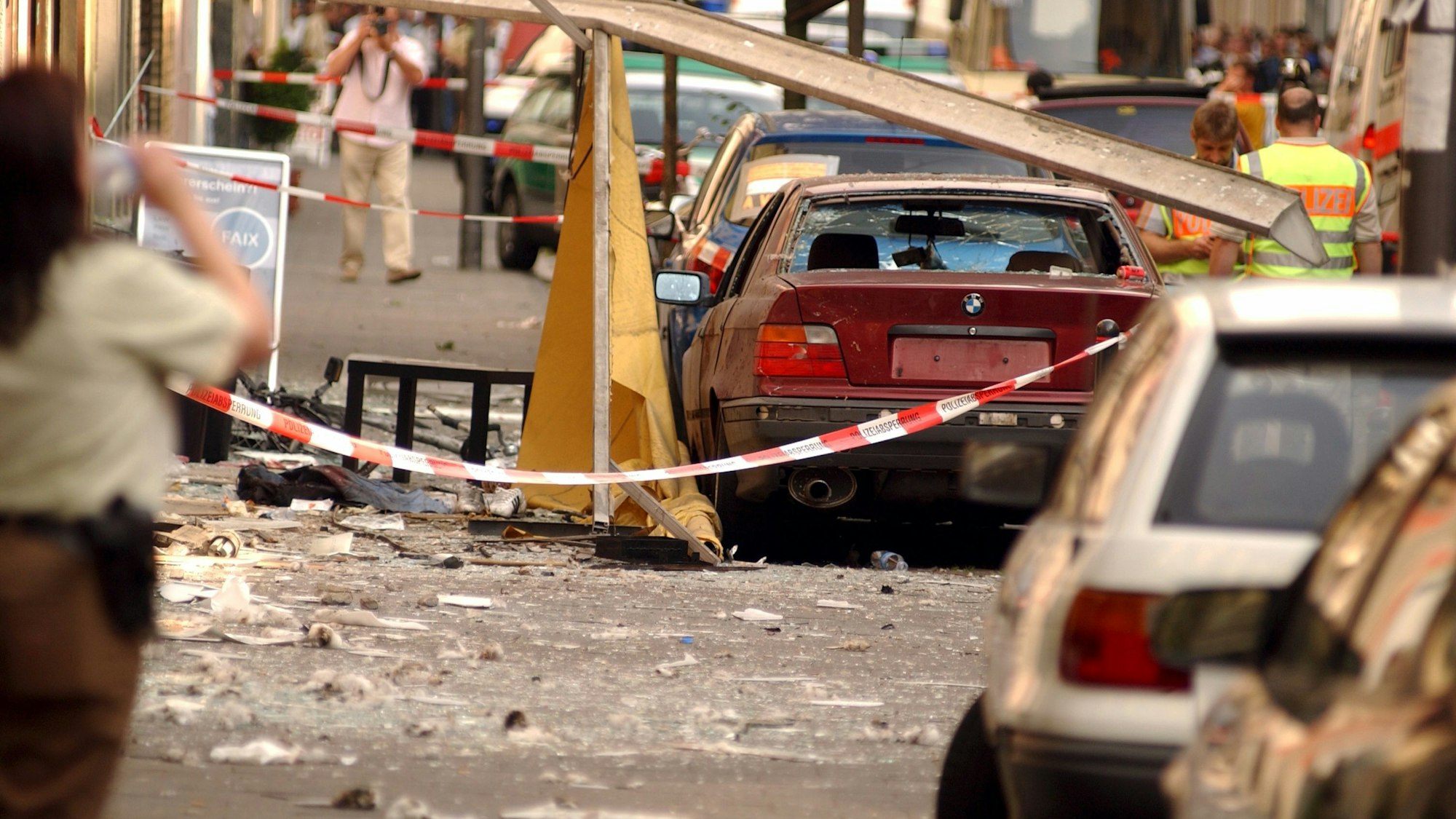 Das Foto zeigt die Keupstraße nach dem Nagelbombenanschlag.